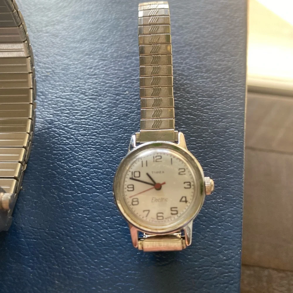 Lot of 4 Watches Three Women One Mens Kathy Ireland•Timex Electric•Carriage•